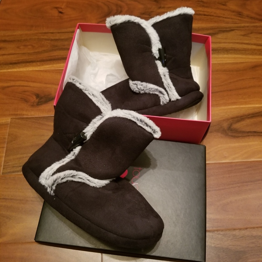 Black faux fur slippers